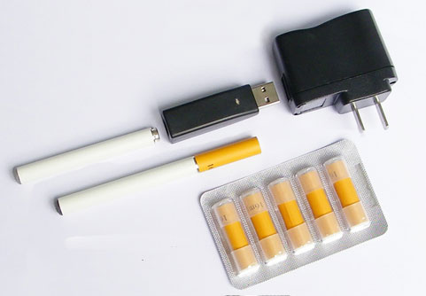 E-Cig -  Goeasy Elektronisk Cigaret startst indeholder bde batterier, opladere og nikotin filtre.. Bemrk at opladeren til danske kunder selvflgelig passer til en dansk stikkontakt !